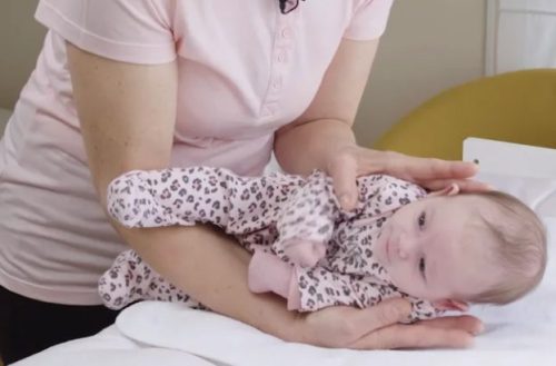 Pravilnim okretanjem bebe na bok osigurava se pravilan motorički razvoj. 